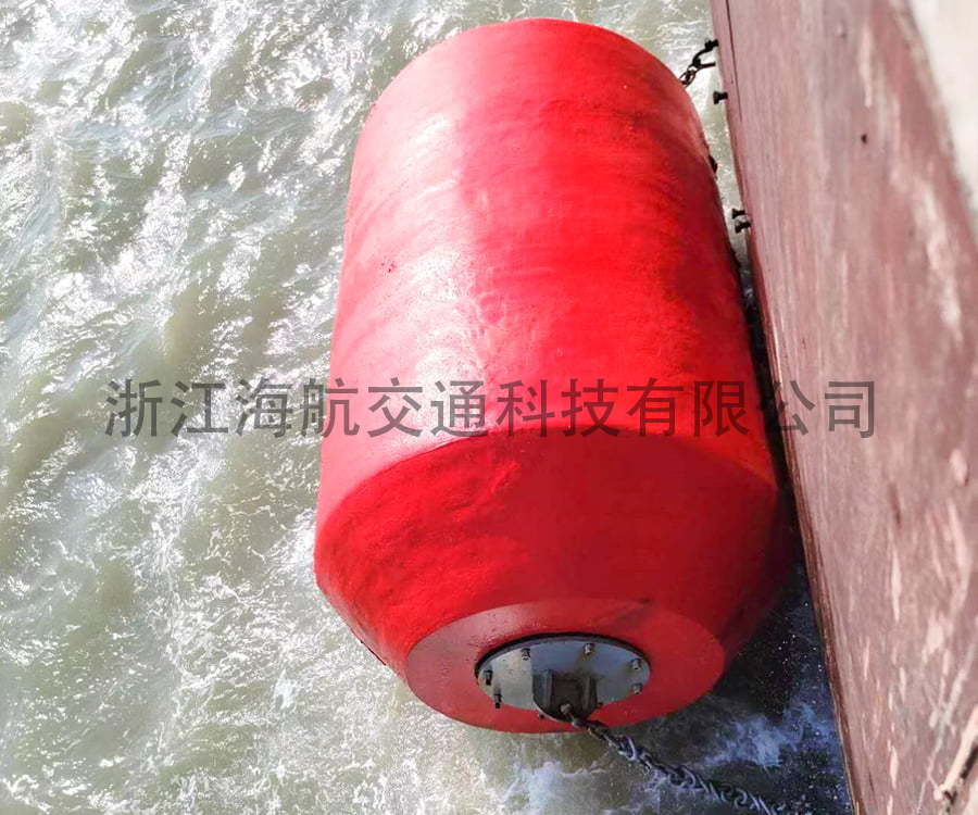 實心浮動型護舷適用于大型船舶及海上過駁"